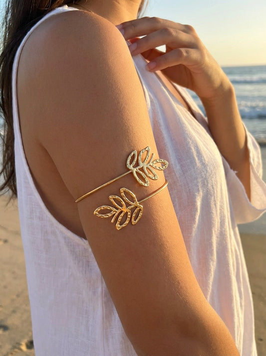 Bracelet de bras ouvert à deux feuilles martelées