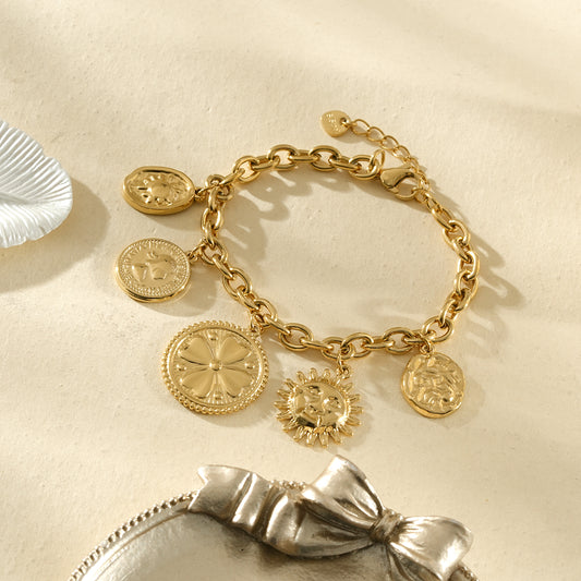 Bracelet à maillons épais orné de médailles symboliques