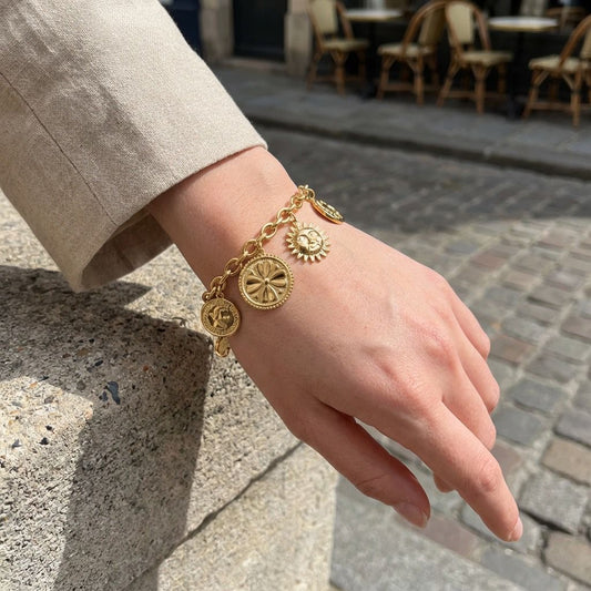 Bracelet à maillons épais orné de médailles symboliques