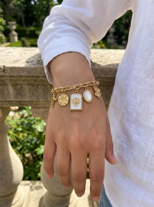 Bracelet doré à charms ex-voto et pendentif ovale émaillé