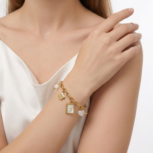 Bracelet chaîne dorée à charms symboliques et rectangle central