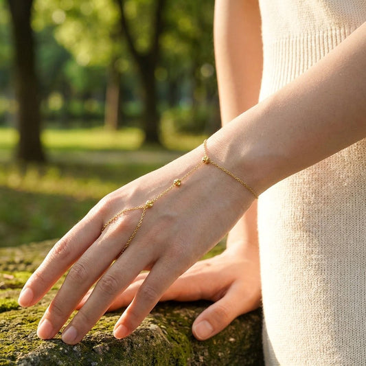 Chaîne de main fine ornée de petites fleurs délicates
