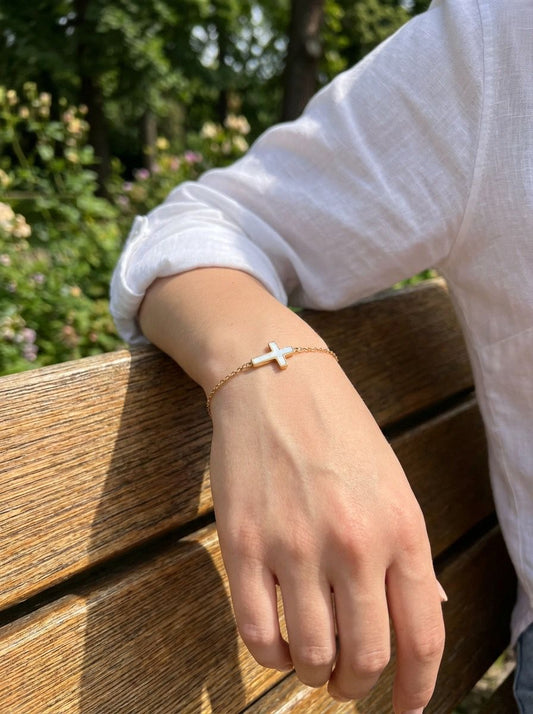 Bracelet fin orné de croix nacré