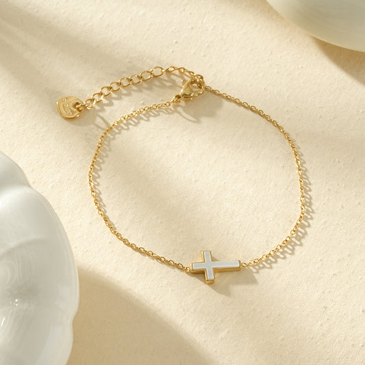 Bracelet fin orné de croix nacré