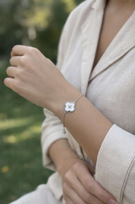 Bracelet à chaîne fine orné d’une fleur en nacre