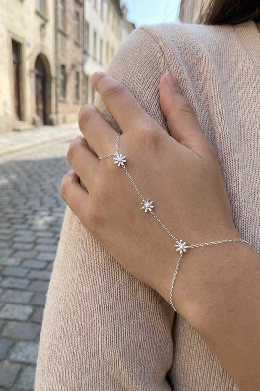 Bracelet de main à trois fleurs à strass central