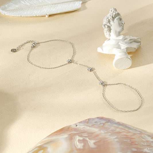 Bracelet de main à trois fleurs à strass central