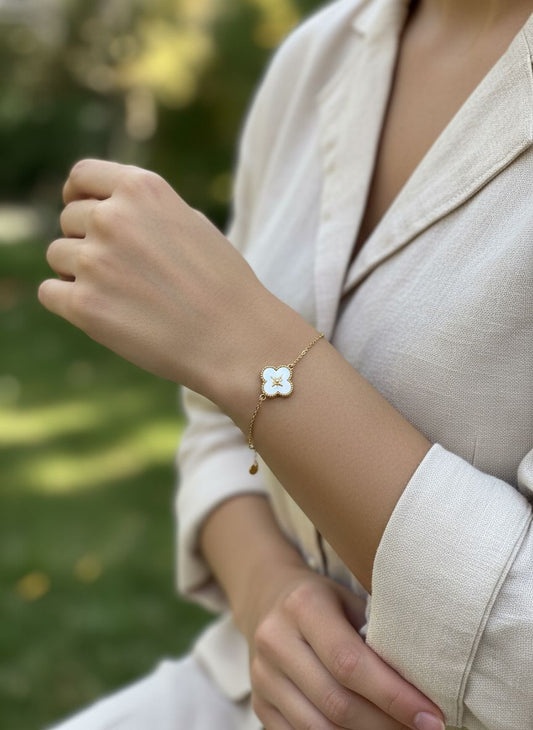 Bracelet à chaîne fine orné d’une fleur en nacre