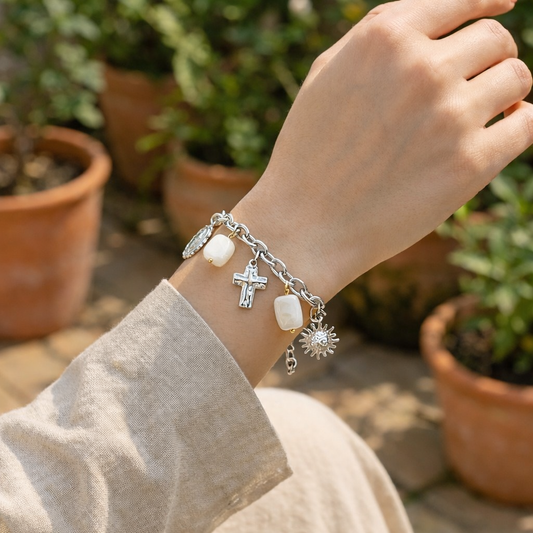 Bracelet charms à pendentifs symboles sacrés et pierres résines blanches