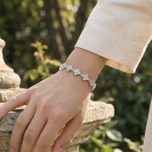 Bracelet composé de quinze trèfles pavées de strass