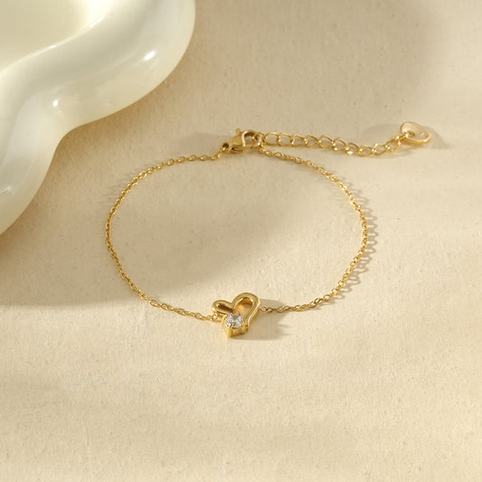 Bracelet fin orné de cœur avec un strass