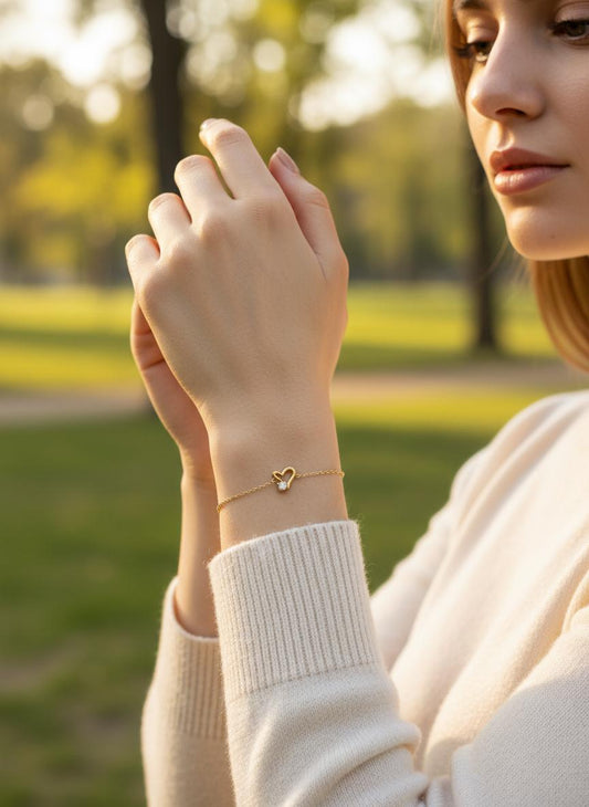 Bracelet fin orné de cœur avec un strass