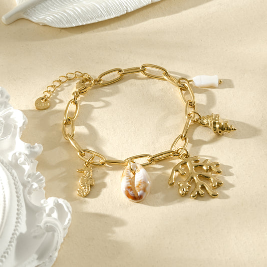 Bracelet doré pendentifs corail, cyprée et conque
