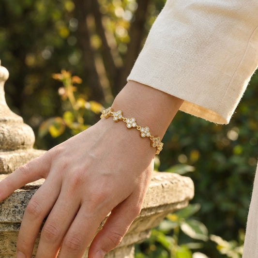 Bracelet composé de quinze trèfles pavées de strass