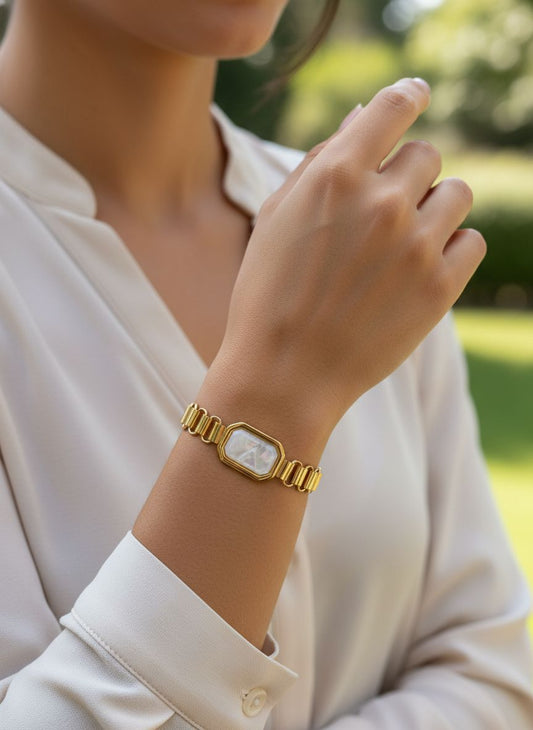 Bracelet doré à maillons et nacre rectangulaire