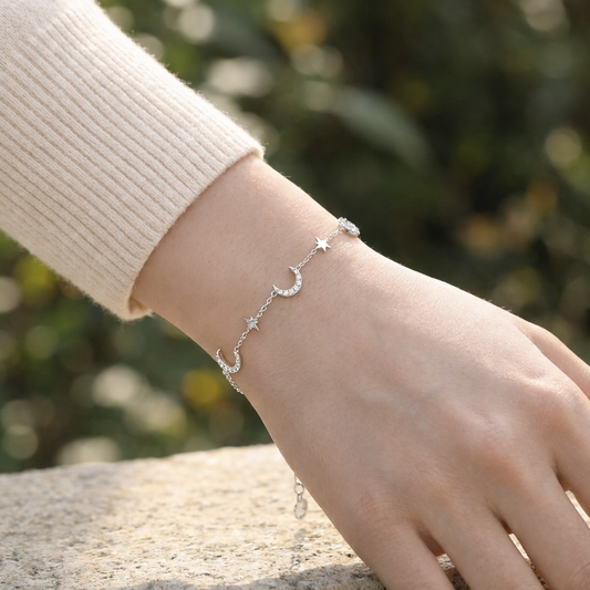 Bracelet doré à chaîne fine orné de lunes strassées et de petites étoiles