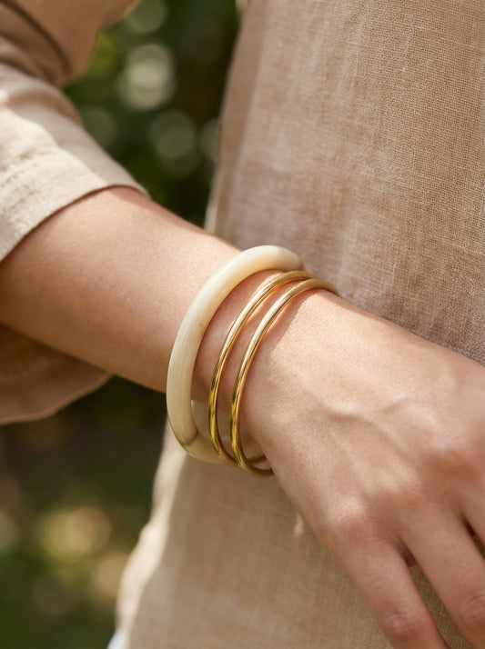 Lot de 3 bracelets joncs dorés et un beige