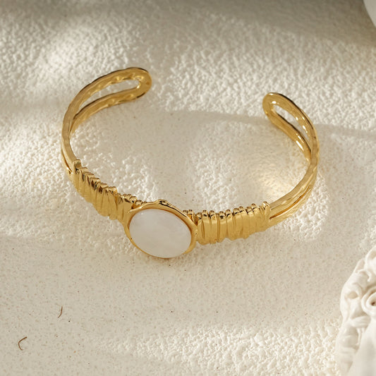 Bracelet Jonc Ouvert Doré Martelé Avec Pierre Blanche Nacre