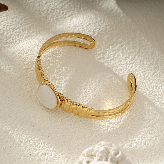 Bracelet Jonc Ouvert Doré Martelé Avec Pierre Blanche Nacre