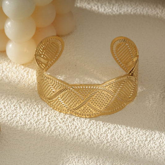 Bracelet Manchette Dorée Ajourée Motif Dentelle