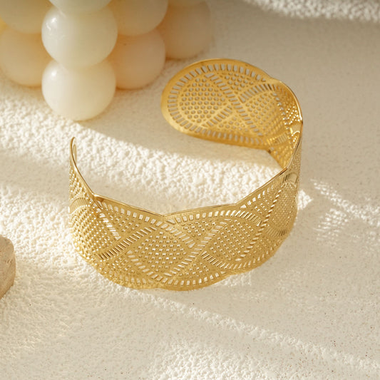 Bracelet Manchette Dorée Ajourée Motif Dentelle