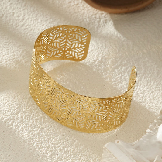 Bracelet Manchette Dorée Ajourée Motif Feuillage Géométrique