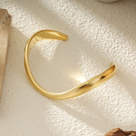 Bracelet Jonc Ouvert Doré Courbé Finition Brossée