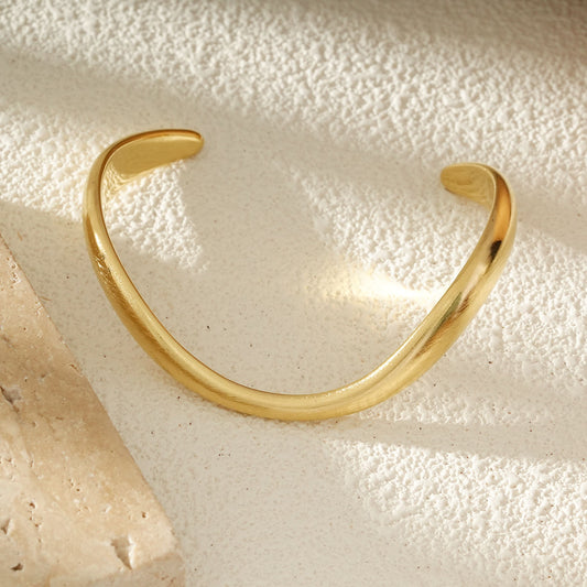 Bracelet Jonc Ouvert Doré Courbé Finition Brossée