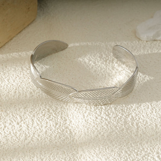 Bracelet Jonc Argenté Ouvert À Feuilles Gravées En Relief