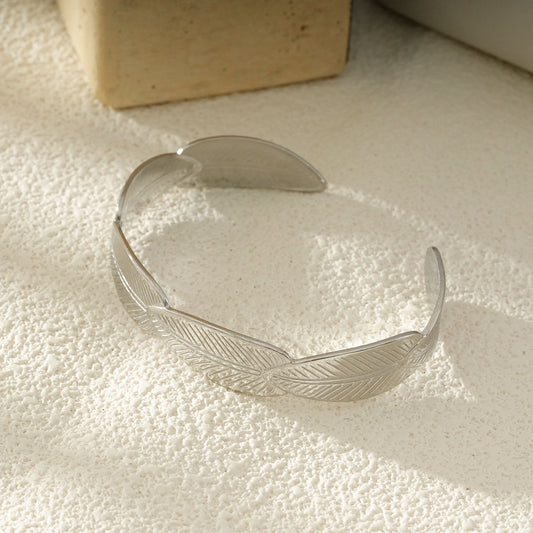 Bracelet Jonc Argenté Ouvert À Feuilles Gravées En Relief