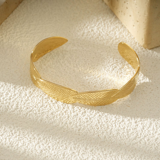 Bracelet Jonc Doré Ouvert À Feuilles Gravées En Relief