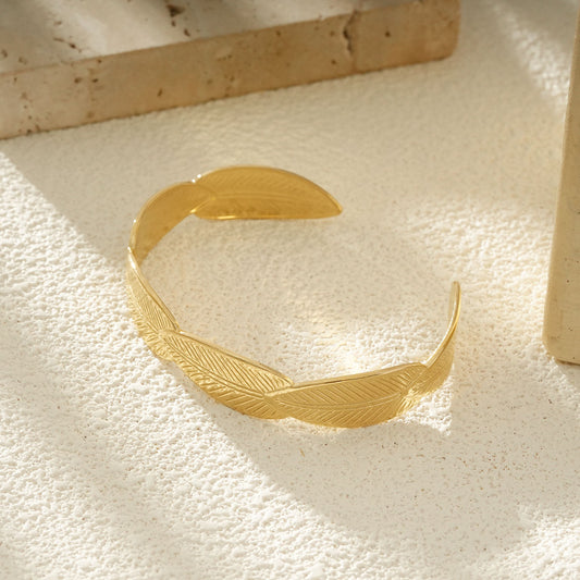 Bracelet Jonc Doré Ouvert À Feuilles Gravées En Relief