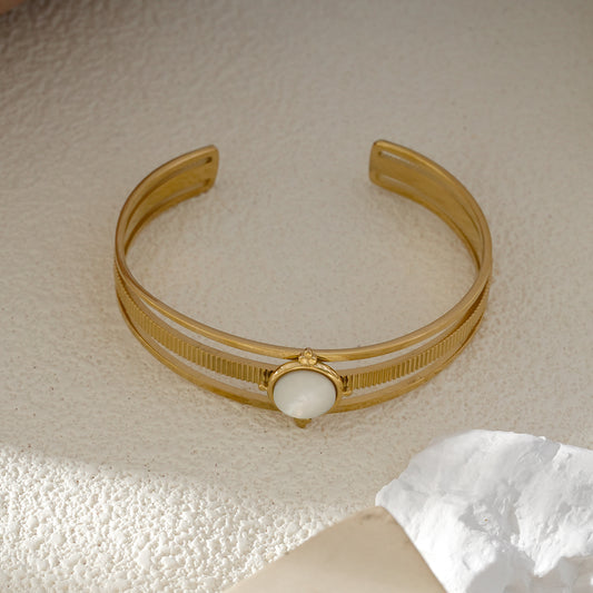 Bracelet Manchette Ouverte Dorée Et Pierre Blanche