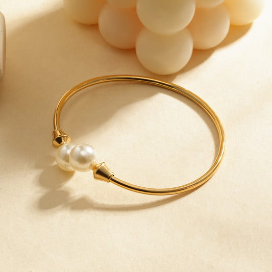 Bracelet manchette doré ajustable avec détails perlés