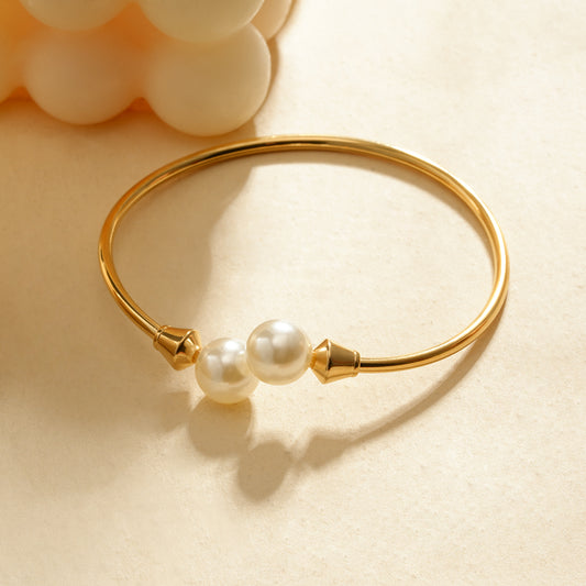 Bracelet manchette doré ajustable avec détails perlés