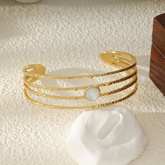 Bracelet Manchette Doré Martelé À Lignes Fines Et Pierre Nacrée