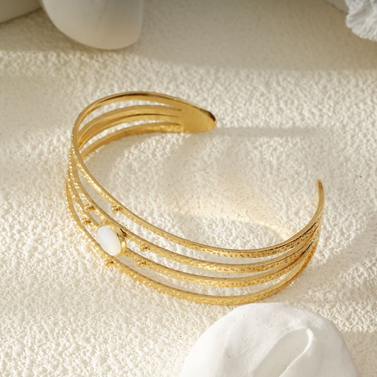 Bracelet Manchette Doré Martelé À Lignes Fines Et Pierre Nacrée