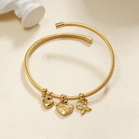 Bracelet manchette avec 3 pendentifs