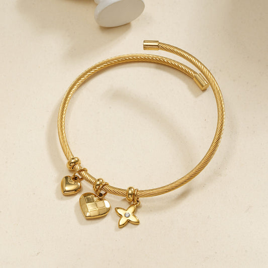 Bracelet manchette avec 3 pendentifs