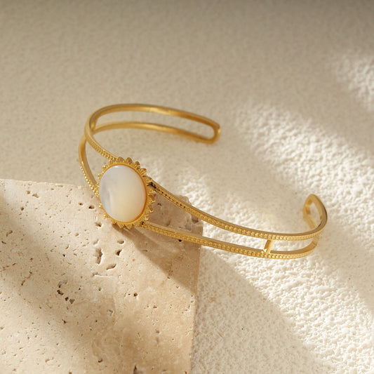 Bracelet Jonc Doré Finement Ciselé Avec Pierre Nacrée