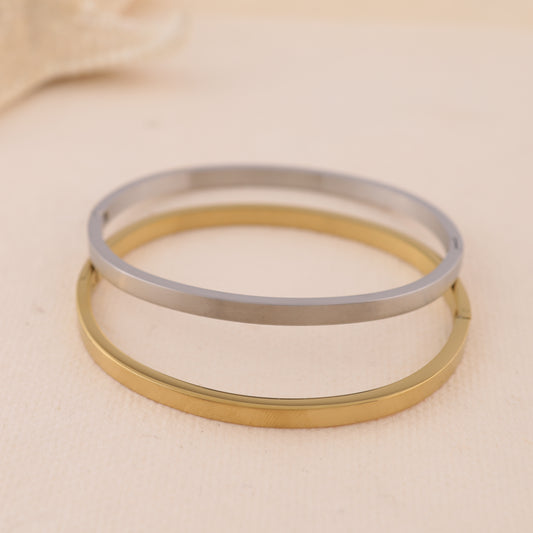 Bracelet jonc fin oval argenté fermé à bordure carrée et fermoir discret