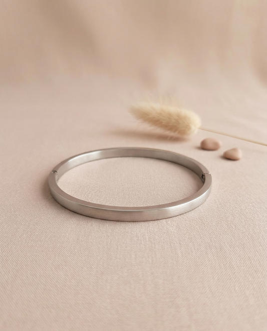 Bracelet jonc fin ovale fermé à bordure carrée et fermoir discret