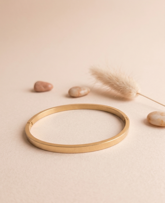 Bracelet jonc fin ovale fermé à bordure carrée et fermoir discret