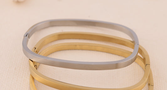 Bracelet jonc fin rectangulaire arrondi argenté fermé à bordure carrée et fermoir discret