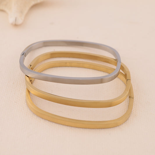 Bracelet jonc fin rectangulaire arrondi argenté fermé à bordure carrée et fermoir discret