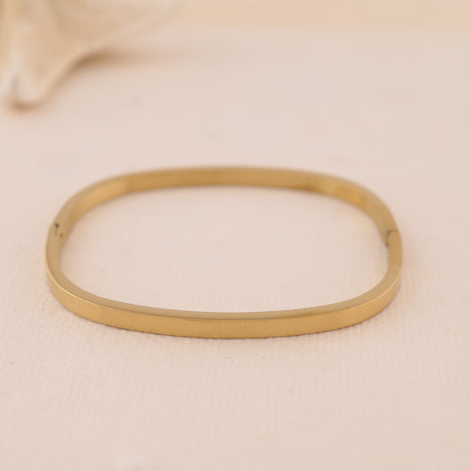 Bracelet jonc fin rectangulaire arrondi doré fermé à bordure carrée et fermoir discret