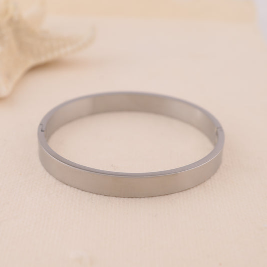 Bracelet jonc semi épais argenté fermé à bordure carrée et fermoir discret