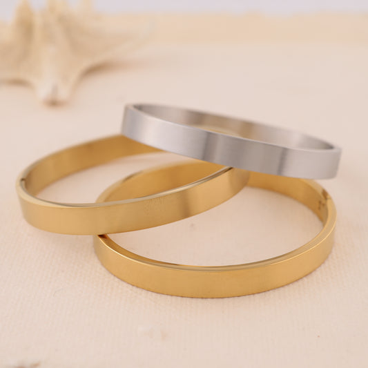 Bracelet jonc semi épais argenté fermé à bordure carrée et fermoir discret