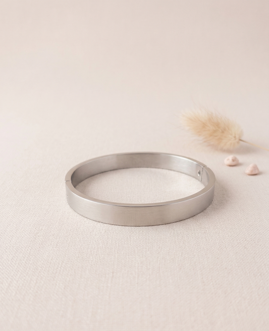Bracelet jonc semi épais argenté fermé à bordure carrée et fermoir discret