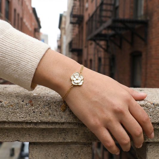 Bracelet doré à chaîne fine orné de doubles fleurs